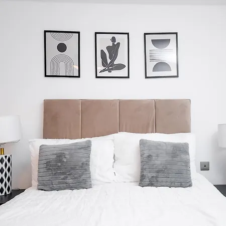 Luxury 2-Bed Apartment In Salford Quays 10 Min To Manchester & Mediacity-2