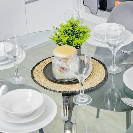 Luxury 2-Bed Apartment In Salford Quays 10 Min To Manchester & Mediacity-3